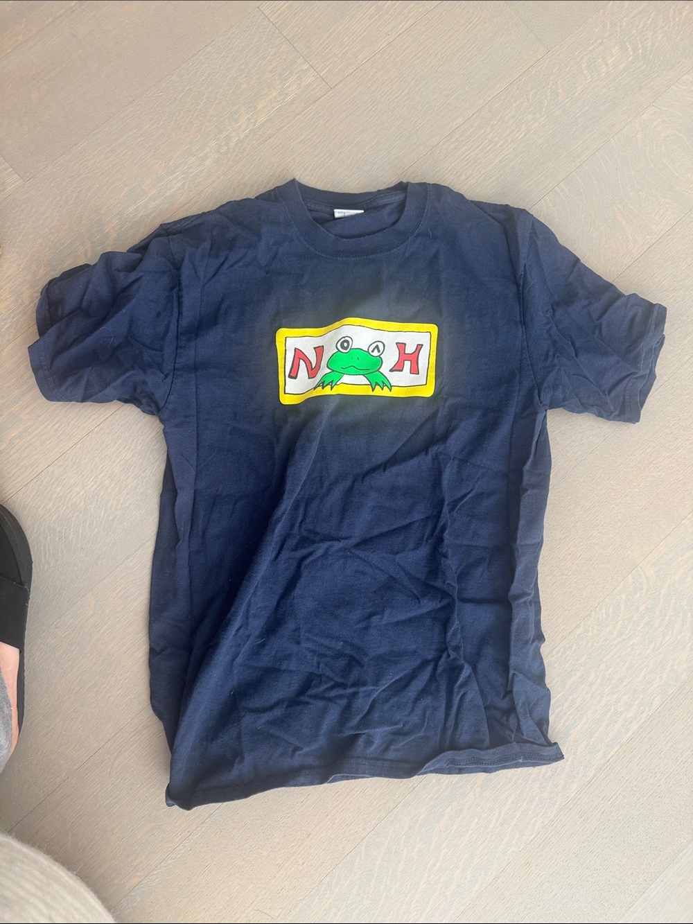 Noah NYC M frog t-shirt Navy Graphic Tee with Frog Logo